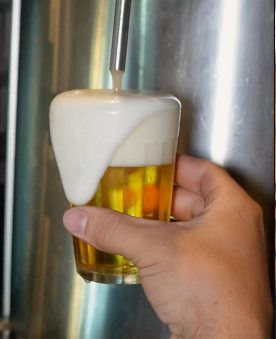 Chopp sendo tirado na choppeira do REBU.